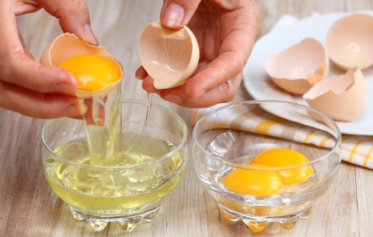 Tre trajtime me të bardhë vezësh për një lëkurë të shëndetshme