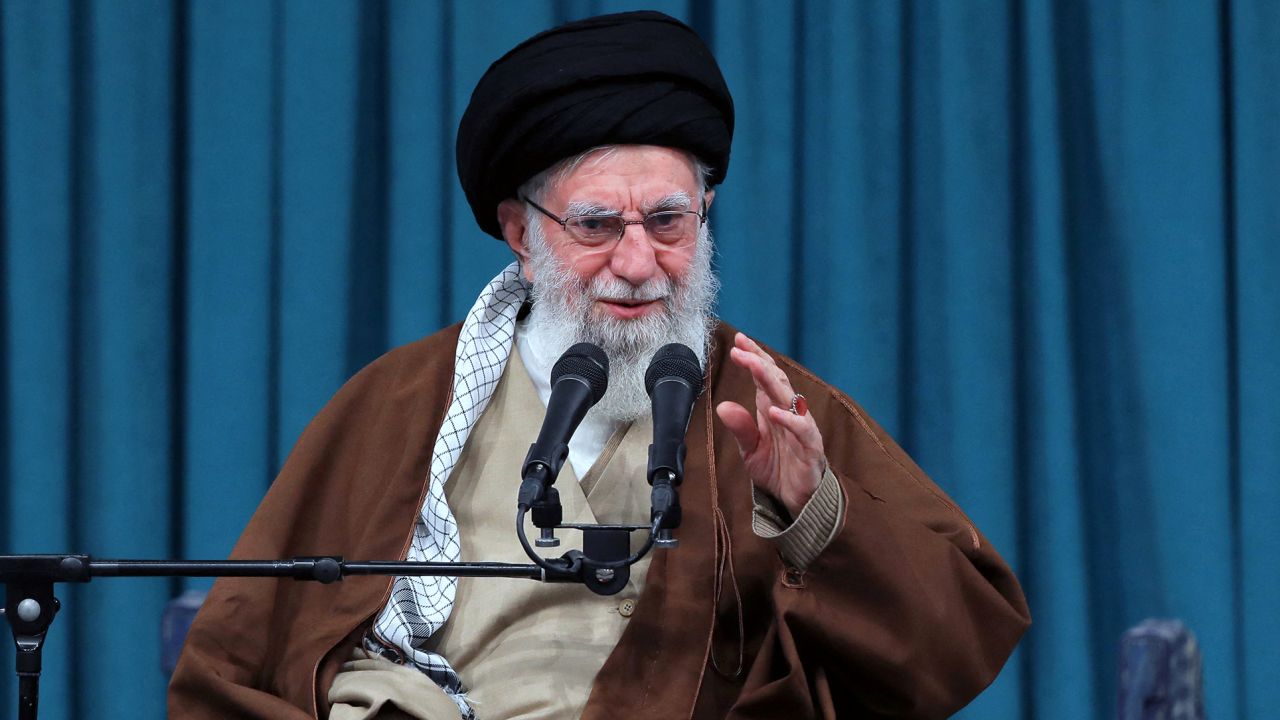 Trump e quajti një “shënjestër të lehtë”, kush është Ajatollah Ali Khamenei që ka sunduar Iranin me “grusht të hekurt” për katër dekada