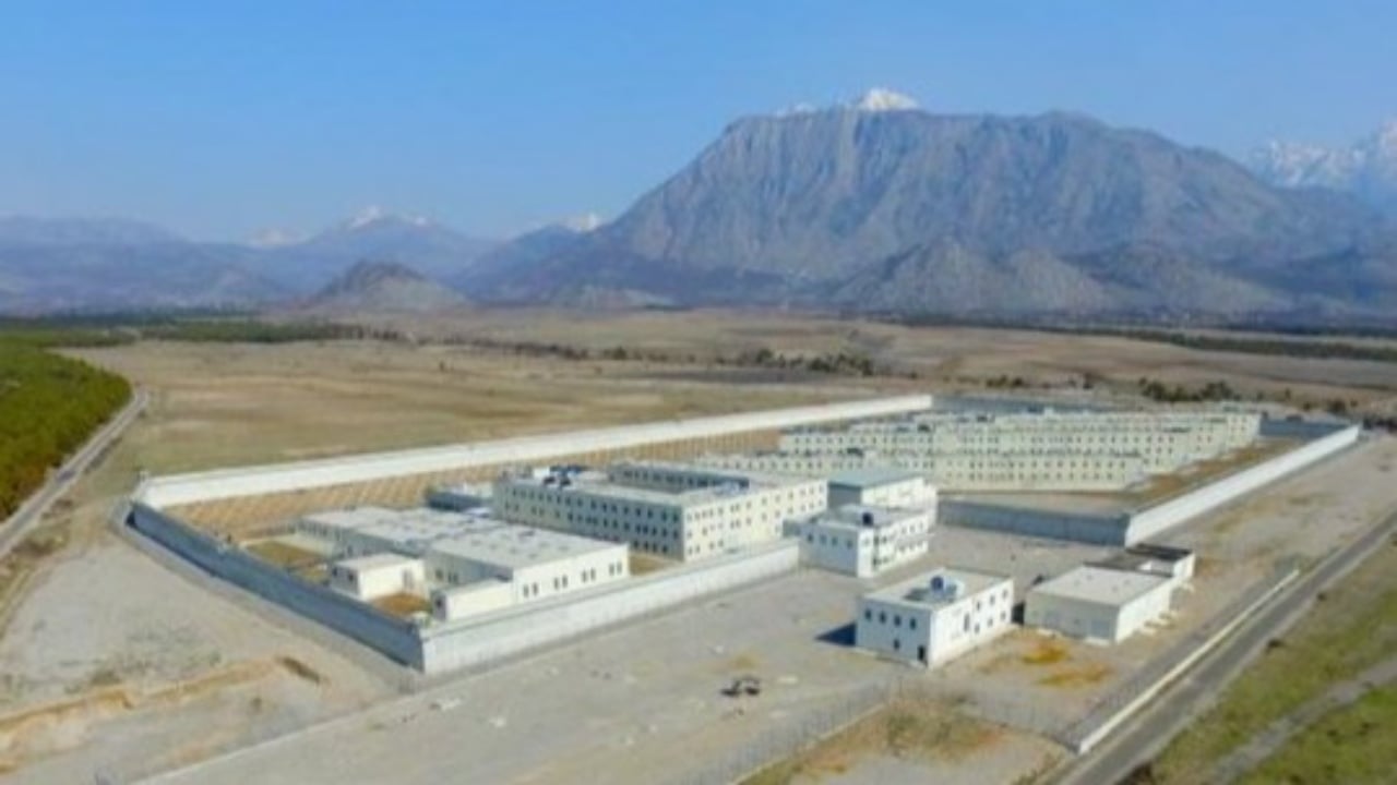 U gjet i vetëvarur në qeli, zbardhet dëshmia e policit që u përfshi në debat me të burgosurin: Kundërshtoi shoqërimin, grupi i sigurisë e kapi nga krahët