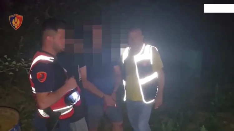 U kapën gjatë natës në parcelat me drogë, dy të arrestuar në Fier