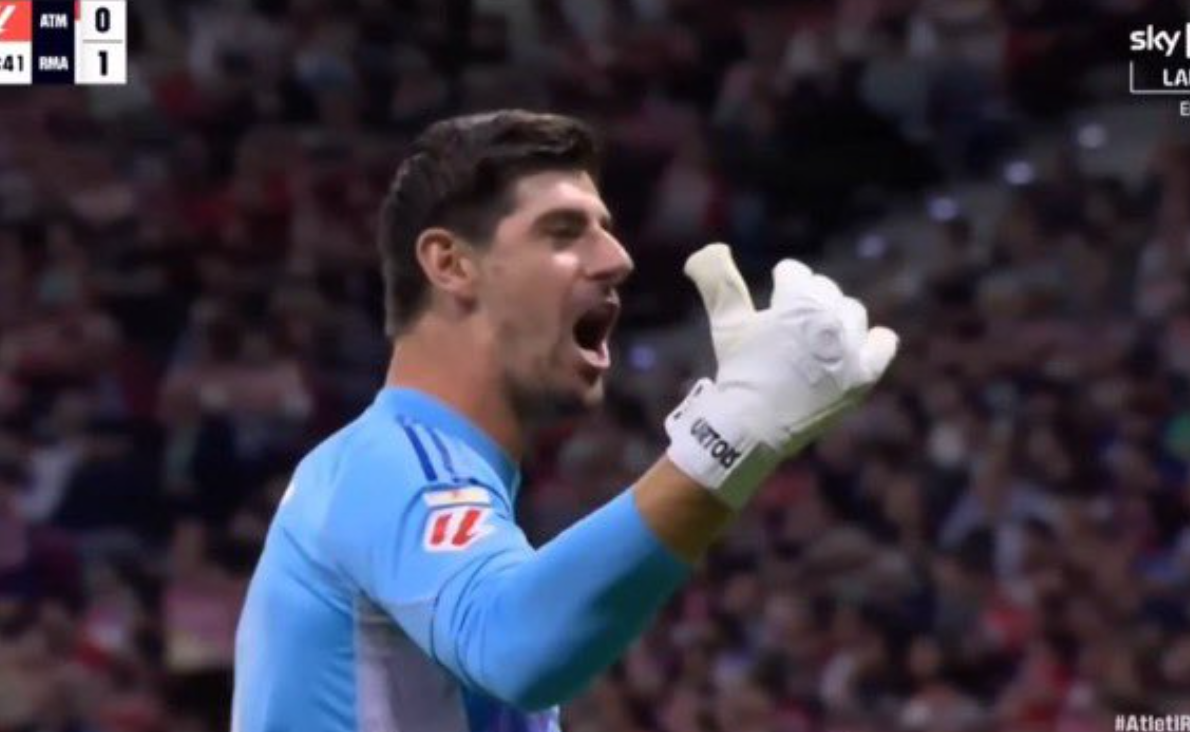 U ndëshkua me karton të kuq në minutën e 7, Kurtuaja i tërheq veshin shokut të ekipit: U bë ndeshja e dytë që ndodh i njëjti gabim