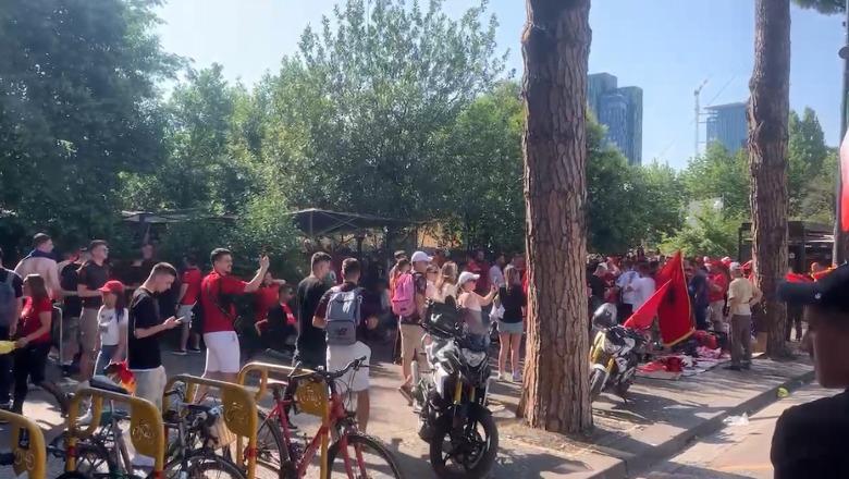 U ‘përjashtuan’ nga stadiumi, Tifozat Kuq e Zi e ‘djegin’ në Bulevardin ‘Dëshmorët e Kombit’