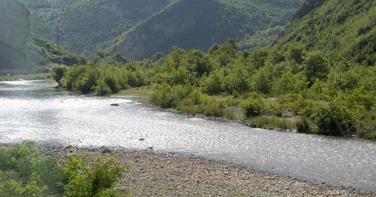 U raportua i humbur, gjendet trupi i pajetë i 6-vjeçarit buzë lumit Shkumbin