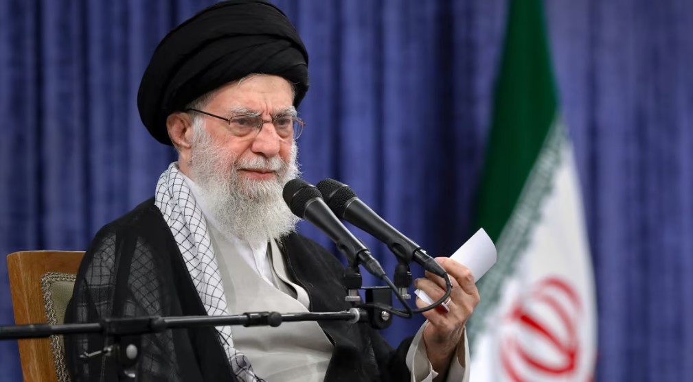 Udhëheqësi suprem i Iranit po përballet me sfidën më të madhe deri tani dhe i kanë mbetur pak mundësi