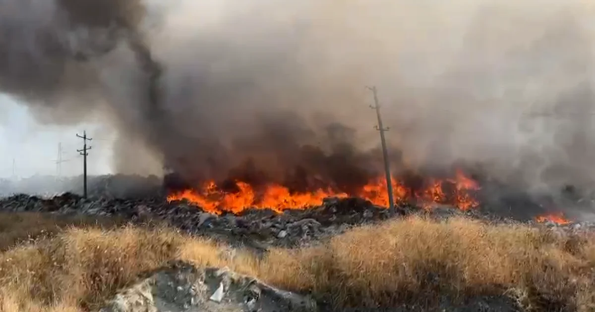 VD- Sërish zjarr në fushën e mbetjeve në Vlorë, tymi mbulon qytetin, kryebashkiaku: I qëllimshëm!