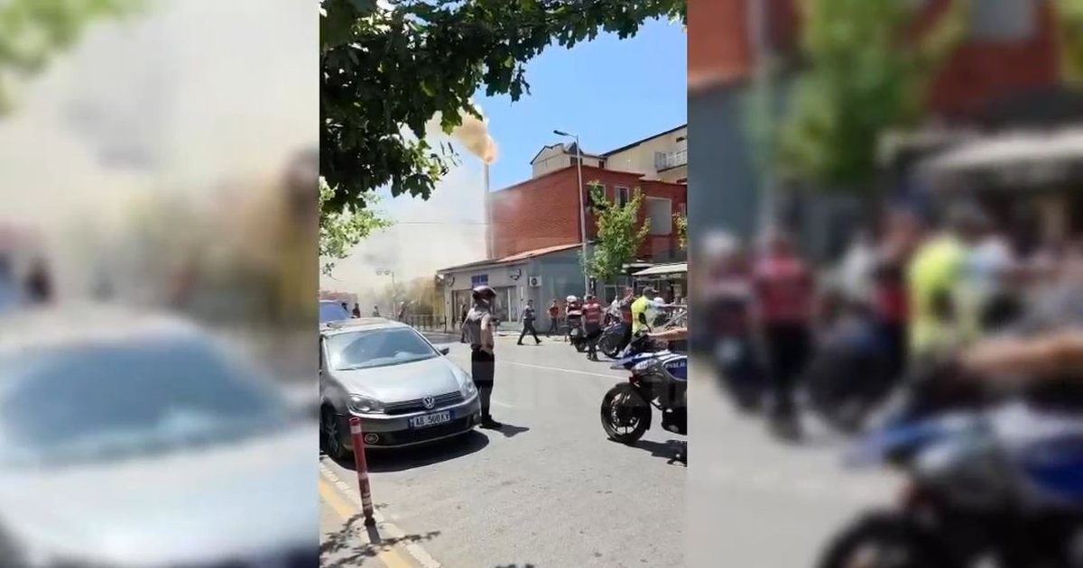 VD- Zjarr te rrethi i ‘Komunës së Parisit’, merr flakë një zgarë, tymi mbulon zonën