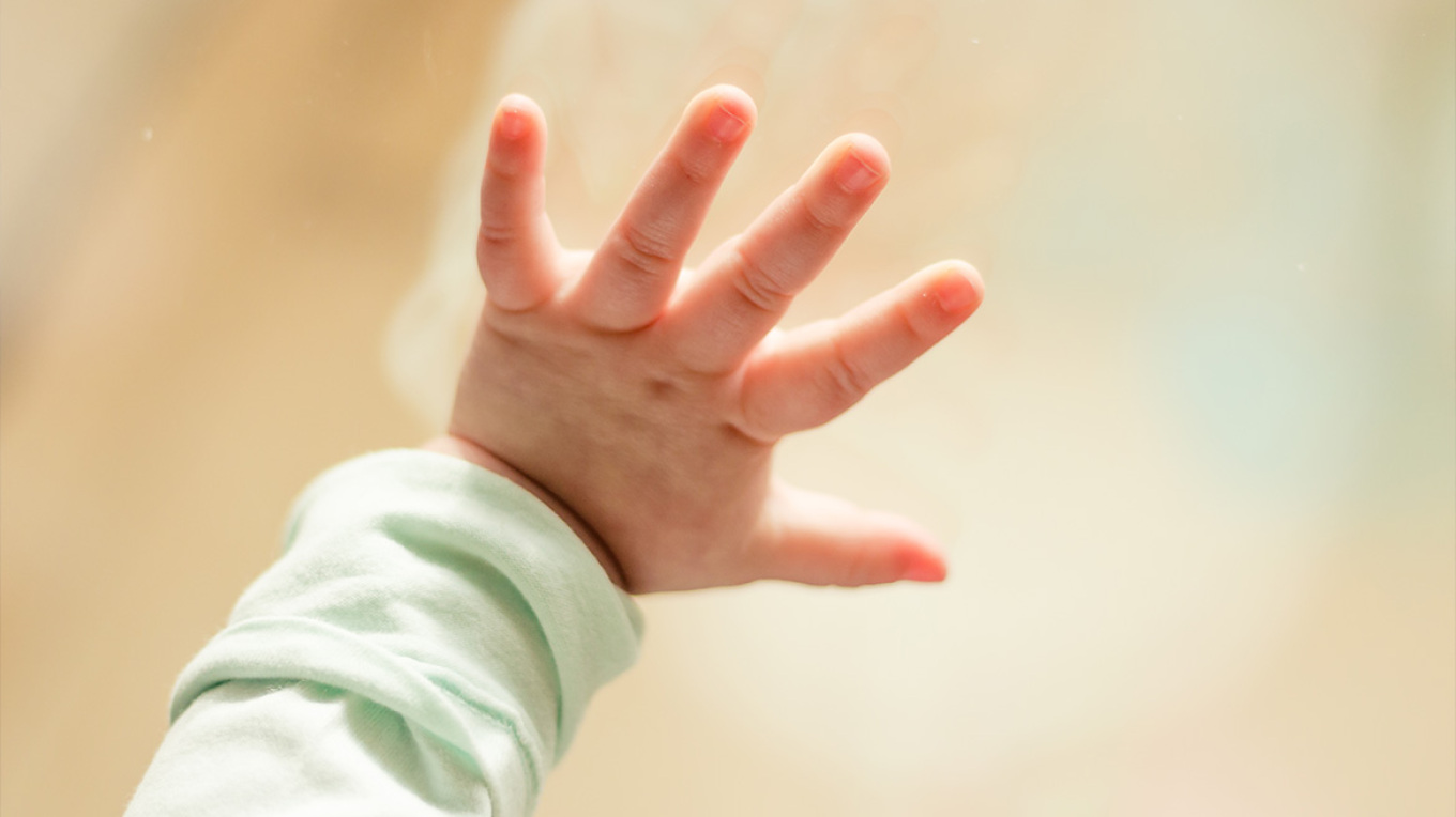 Vdekja e foshnjës shqiptare në Greqi, dëshmitë kontradiktore të prindërve! Dyshohet se e lanë në makinë dhe shkuan të notonin