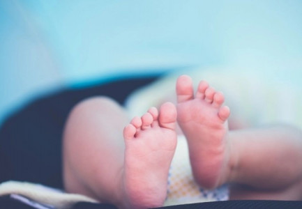 Vdekje e mistershme e foshnjës 5-muajshe në Greqi, prindërit shqiptarë në hetim! Babi pritet të japë sqarime! Ja çfarë dyshohet