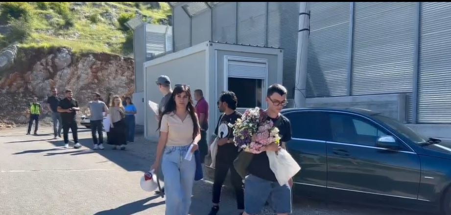 Vetëvrasja e emigrantit maroken në Itali pas qëndrimit në Gjadër, aktivistë shqiptarë e të huaj protestë para kampit