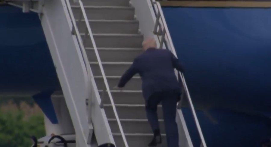 VIDEO / Dikur tallte Joe Biden, shkallët e avionit rrëzojnë dhe Trumpin