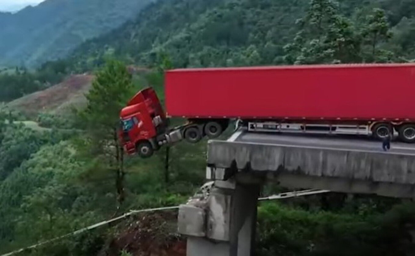 Video/ Kamioni mbetet pezull pas shembjes së urës nga stuhia në Kinën jugperëndimore