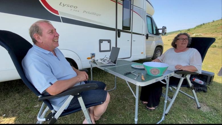 VIDEO / Me “shtëpi e zyrë” me vete, çifti francez në Shqipëri: Bregdeti juaj në rrezik, ka humbur identitetin