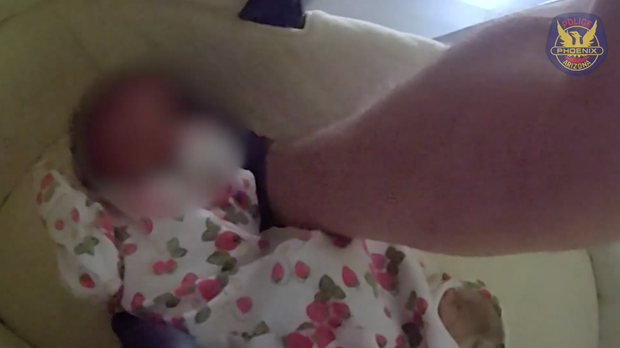 VIDEO/ ‘Mrekulli’ – E vetme për ditë të tëra pranë nënës së vdekur, Policia shpëton foshnjën brenda apartamentit