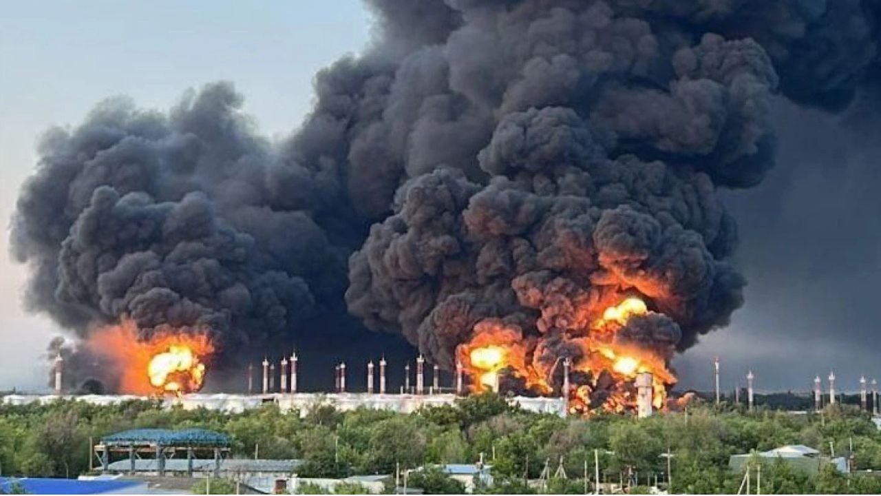 VIDEO/ Nuk vonon përgjigjja e Ukrainës pas sulmit rus në Kiev, dronët ukrainas godasin një depo nafte që furnizon avionët bombardues të Rusisë