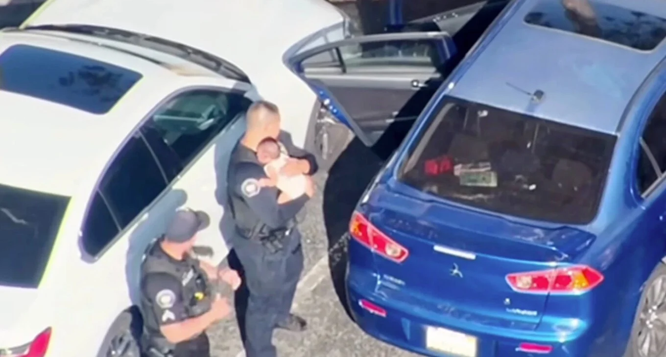 VIDEO/ Oficerët e policisë shpëtojnë foshnjën e harruar në makinë në temperaturën 43 gradë