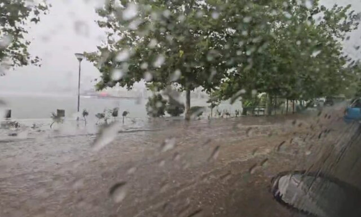 VIDEO/ Përmbytje në pikun e të nxehtit, stuhi e fortë dhe breshër në Belsh