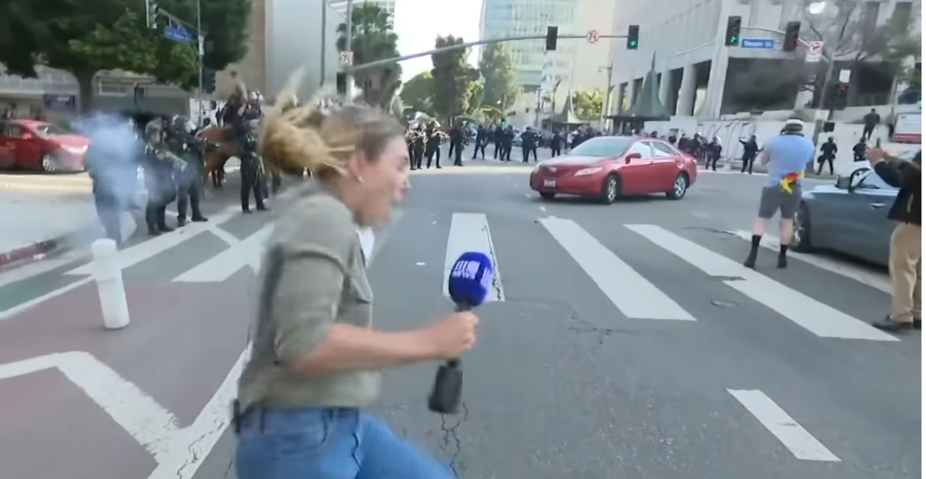 VIDEO/ Po mbulonte protestat në Los Angelos, reporterja g*ditet nga policia
