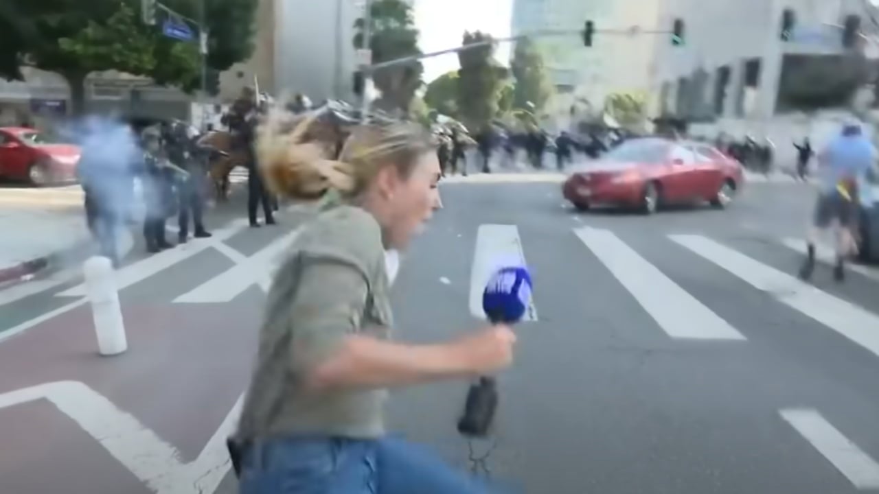 VIDEO/ Po mbulonte protestat në Los Angelos, reporterja goditet me plumb gome nga policia