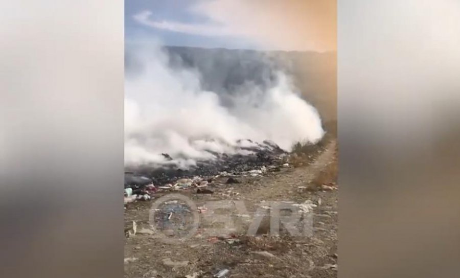 VIDEO/ Prej shumë orësh digjen mbeturinat, Përmet e Këlcyra nën pushtetin e tymit