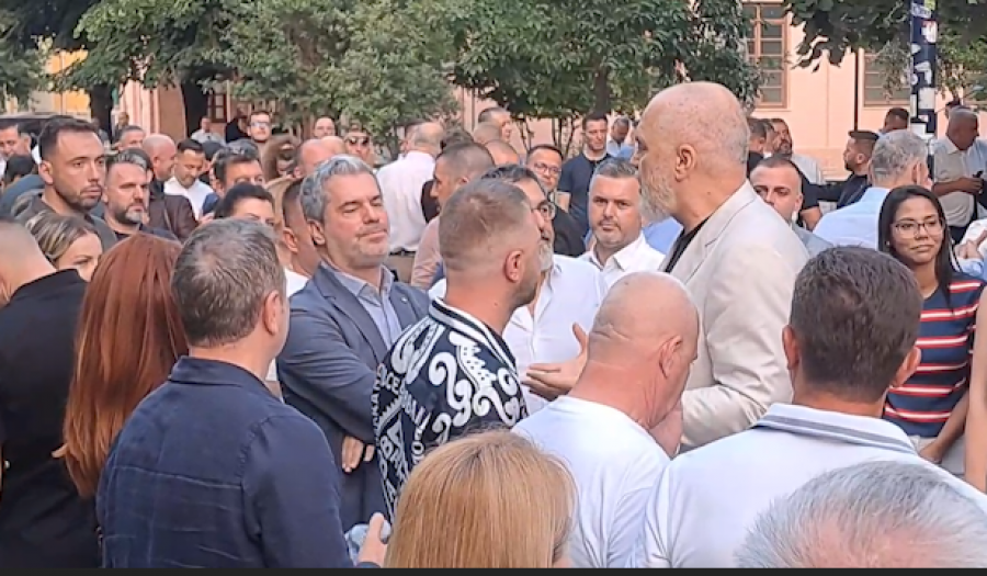 VIDEO/ Rama ‘bën për 1 lek’ kryebashkiakun e Vlorës në festën e PS