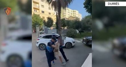 VIDEO / Rrahu shoferin dhe i mori çantën me para, pranga 38-vjeçarit në Durrës