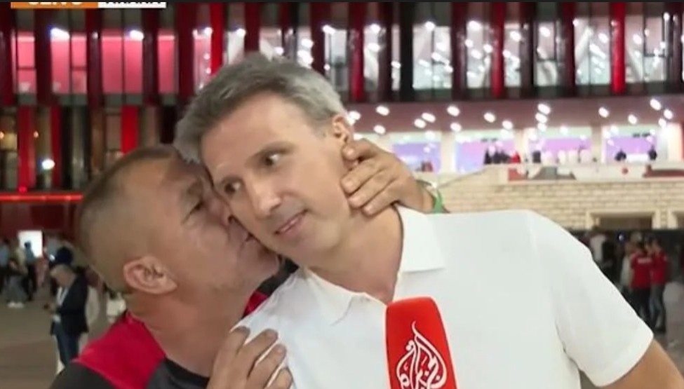 Video virale: Tifozi shqiptar puth gazetarin serb në transmetim direkt