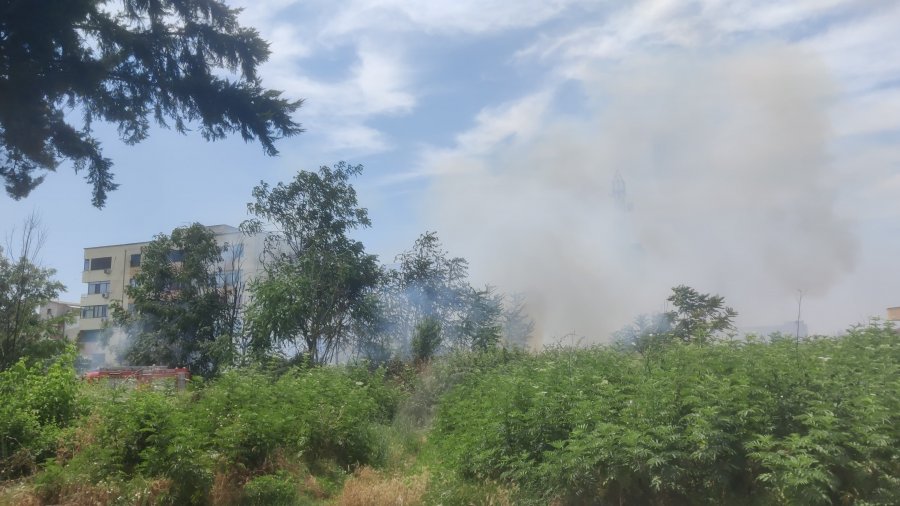 VIDEOLAJM/ Zjarr i fuqishëm në Laprakë, flakët përfshijnë zonën përballë shkollës ‘Aleks Buda’