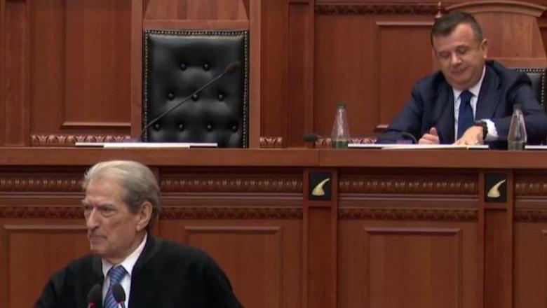 Vijojnë replikat në Kuvend/ Berisha i përgjigjet Ballës: Je ministri i Suel Çelës, të mbron Altin Troplini