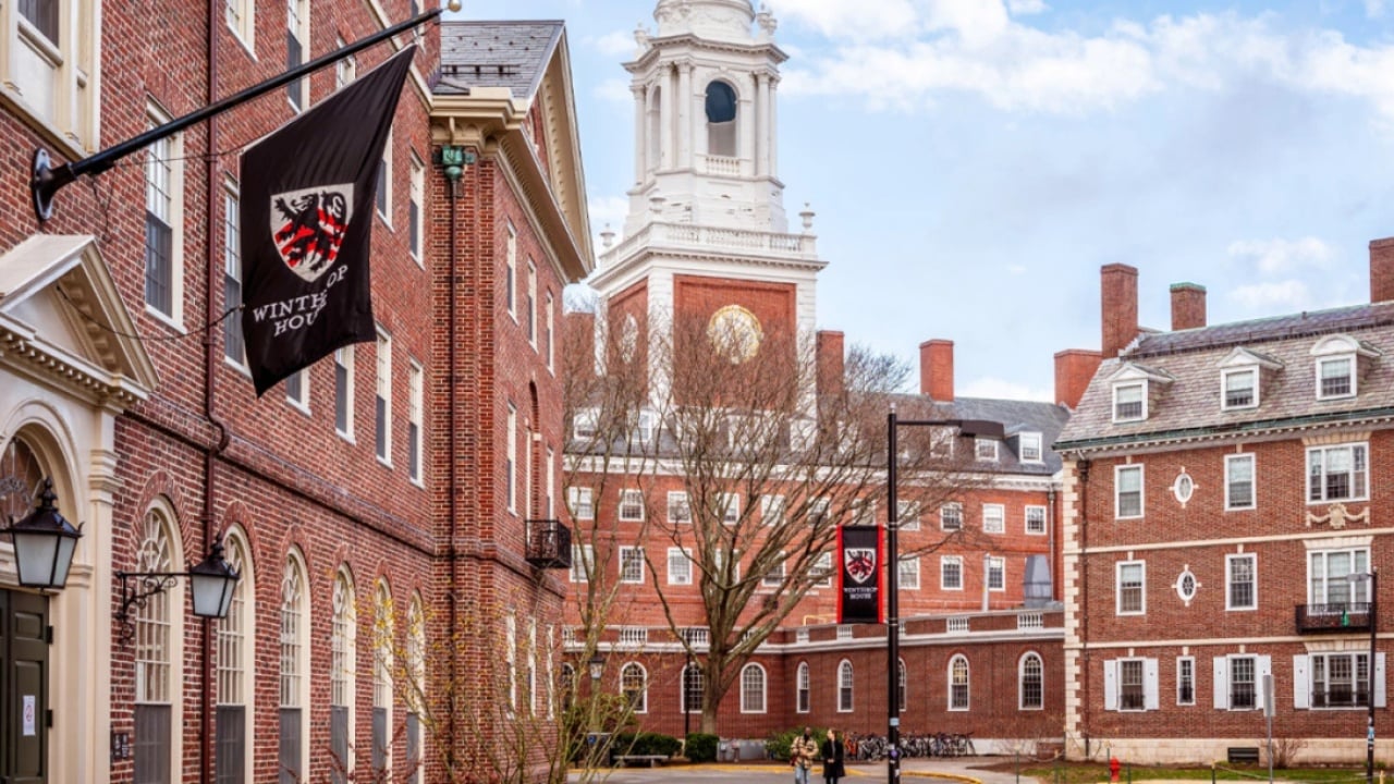 Vijon ‘lufta’ Trump-Harvard, Shtëpia e Bardhë kërcënon me ndërprerjen e fondeve federale për universitetin