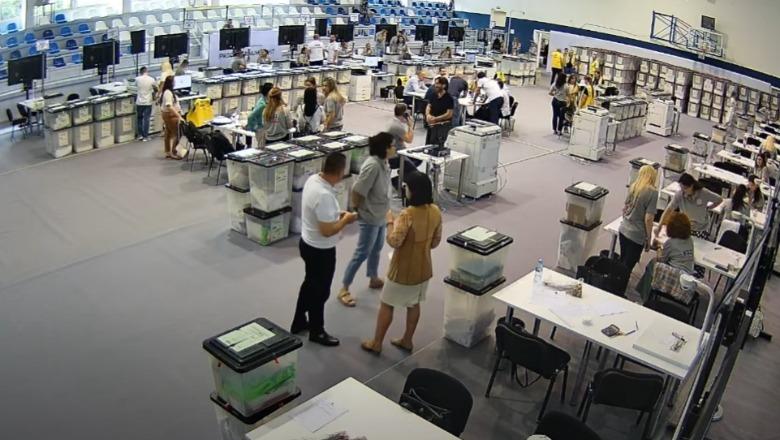 Vijon rinumërimi për Tiranën, hapen 40% e kutive, PS dhe PD rezultojnë me mbi 500 vota të padrejta, si numëruesit…