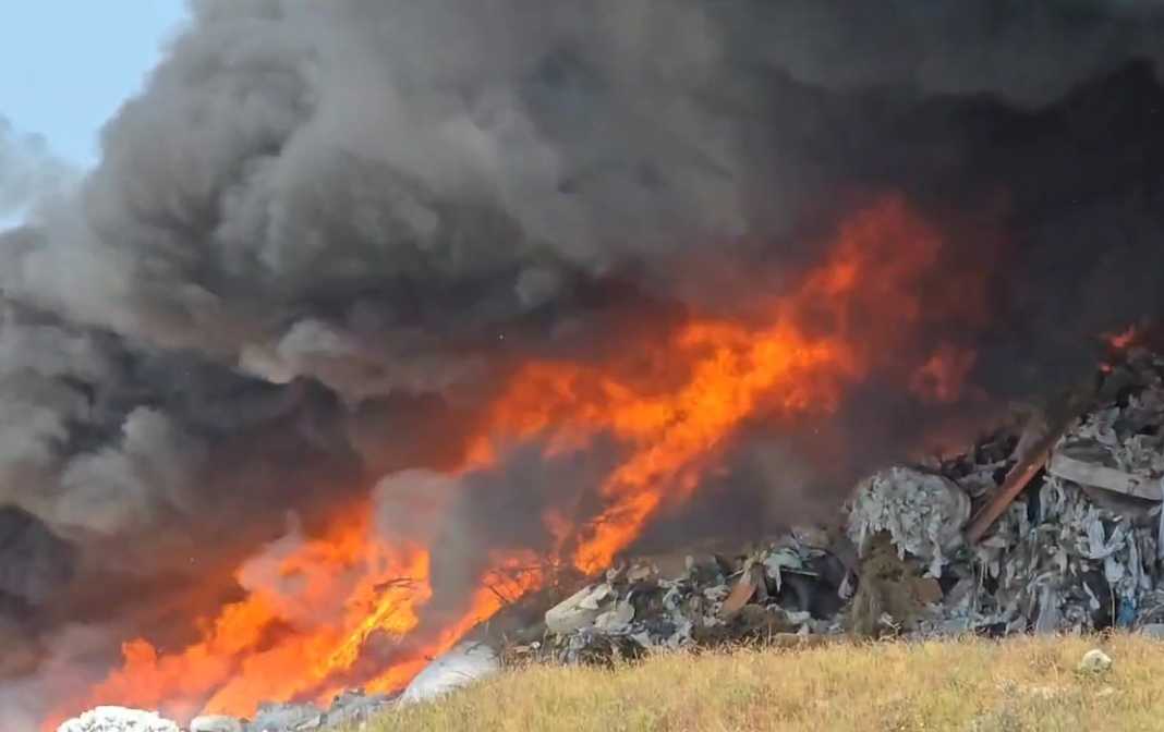 Vlora pushtohet nga tymi/ Zjarr masiv në fushën e grumbullimit të mbetjeve