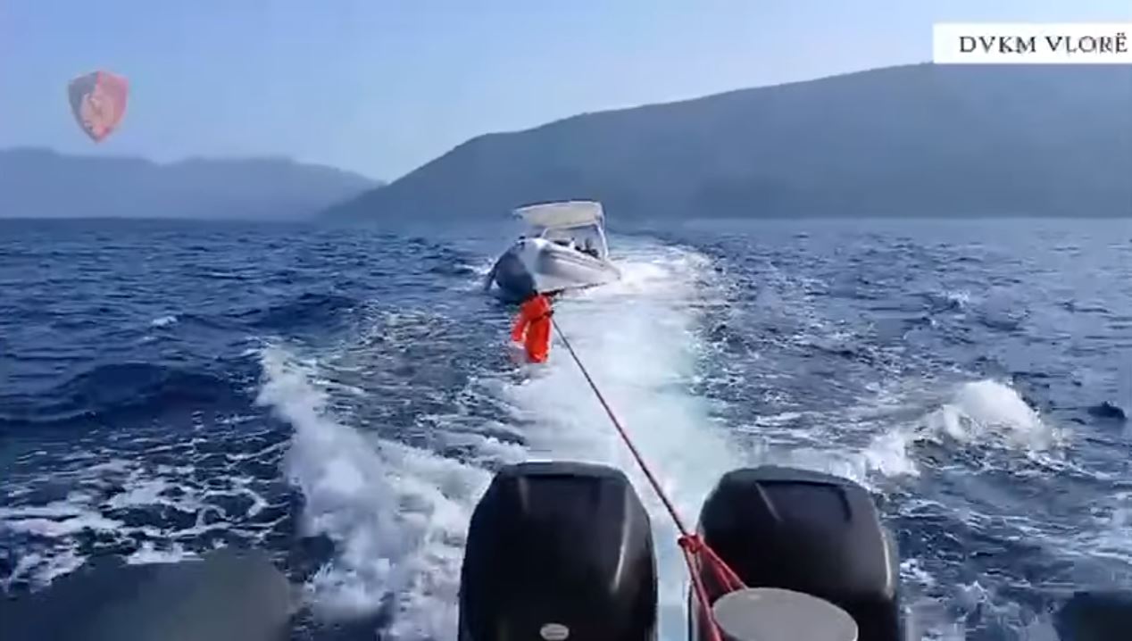 Vlorë dhe Dhërmi, mbetën në mes të detit, policia kufitare u vjen në ndihmë 8 turistëve