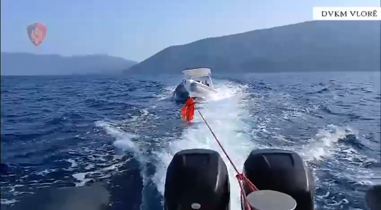 VLORË – Policia Kufitare shpëton 8 persona të bllokuar në det në dy raste të ndryshme në Vlorë dhe Dhërmi