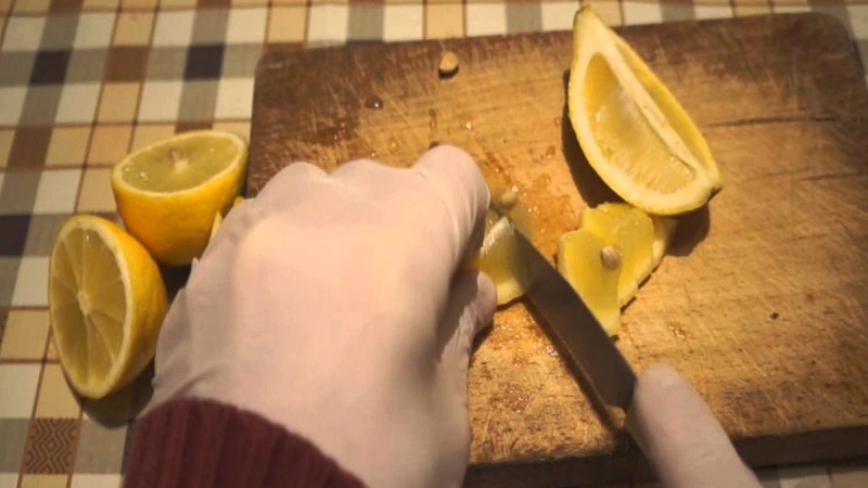 Vuani nga dhimbja e kokës? Limoni i përdorur në këtë mënyrë do t’ju japë zgjidhjen