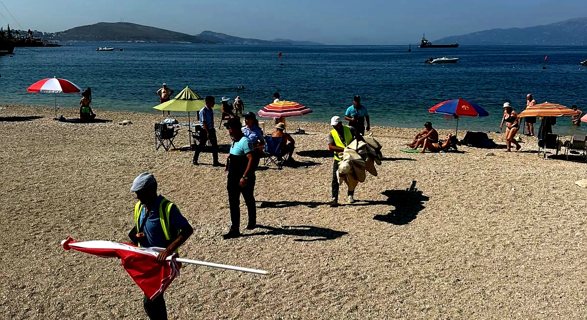 Zaptuan plazhin publik të Çentralit në Sarandë – gjobë dhe sekuestrim të çadrave të 2 “subjekteve”