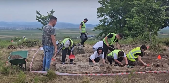 Zbulim arkeologjik në Divjakë/ Objektet po verifikohen se kujt periudhe i përkasin