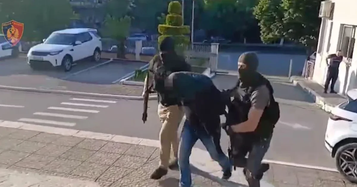 Zbulimi i magazinës ku falsifikoheshin stampat e veshjeve në Tiranë, arrestohet edhe djali i ish-kandidatit për deputet