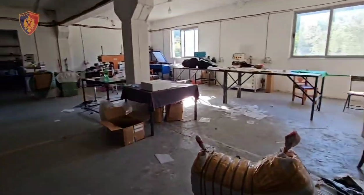 Zbulohen magazinat ku stampoheshin veshje të kontrabanduara, 4 të arrestuar