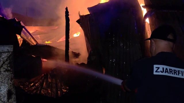 Zjarr i fuqishëm/ Digjen dengje bari dhe një stallë, shpëtohen bagëtitë