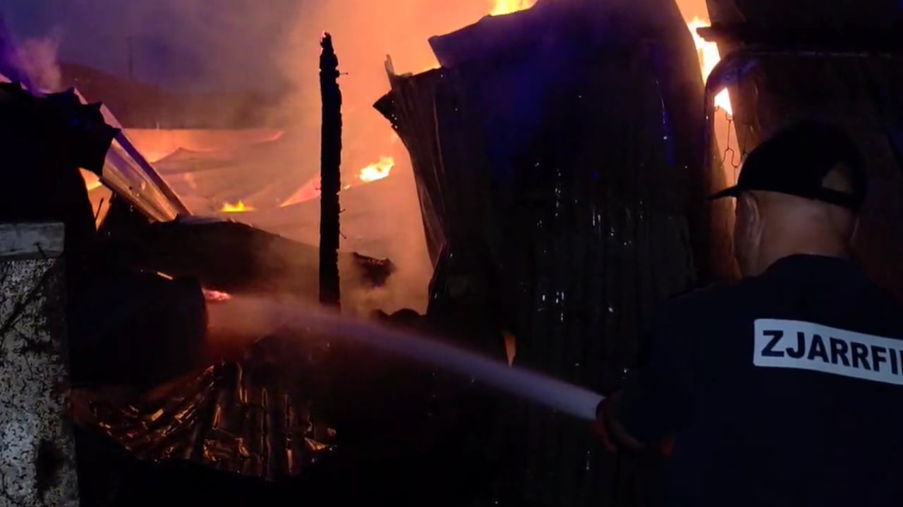 Zjarr i fuqishëm në Fier! digjen dengje bari dhe një stallë, shpëtohen bagëtitë