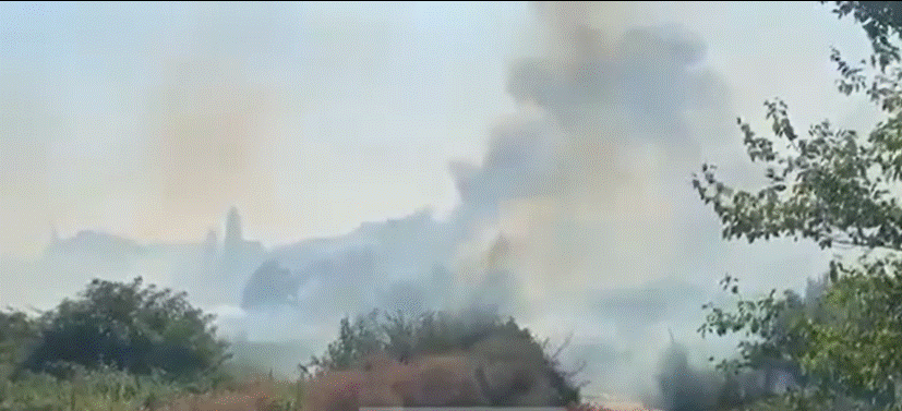 Zjarr i madh në afërsi të varrezave të Elbasanit, flakët i afrohen dhe banesave