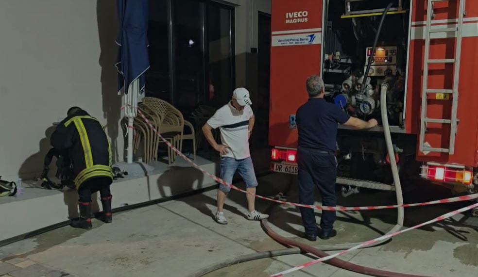 Zjarr në garazhin e një pallat në Durrës, flakët përhapen me shpejtësi! Evakuohen banorët
