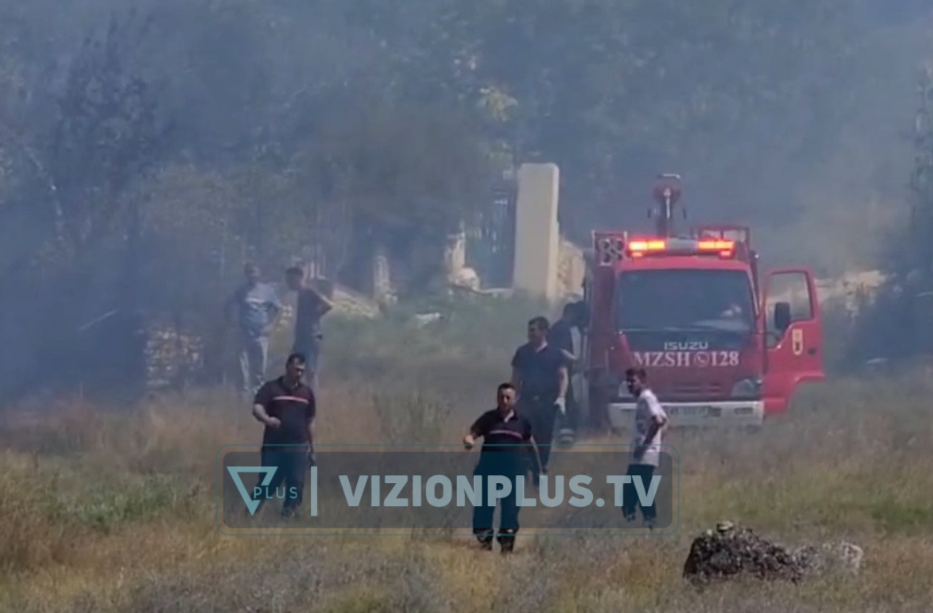 Zjarr në Kuçovë, rrezikohen 5 puse nafte dhe banesat përreth