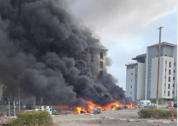Zjarre dhe dëme materiale në Beersheba pas sulmit me raketa iraniane në mëngjes