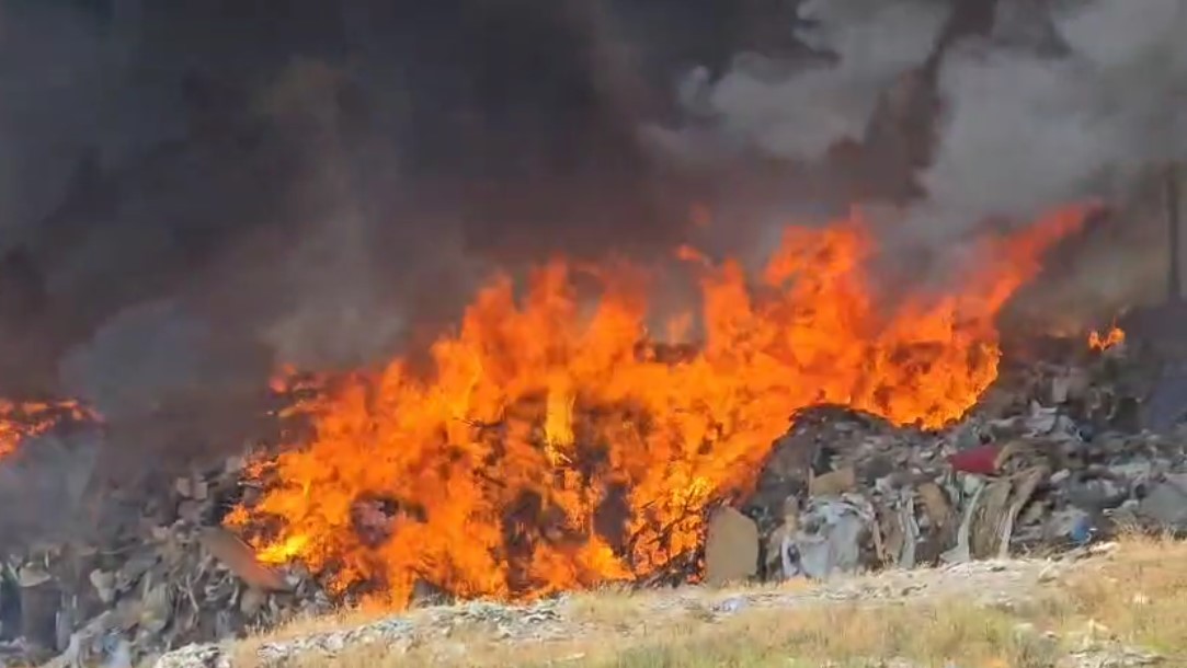 Zjarri në fushën e mbetjeve në Vlorë, nën hetim dy drejtorë të bashkisë dhe tre punonjës