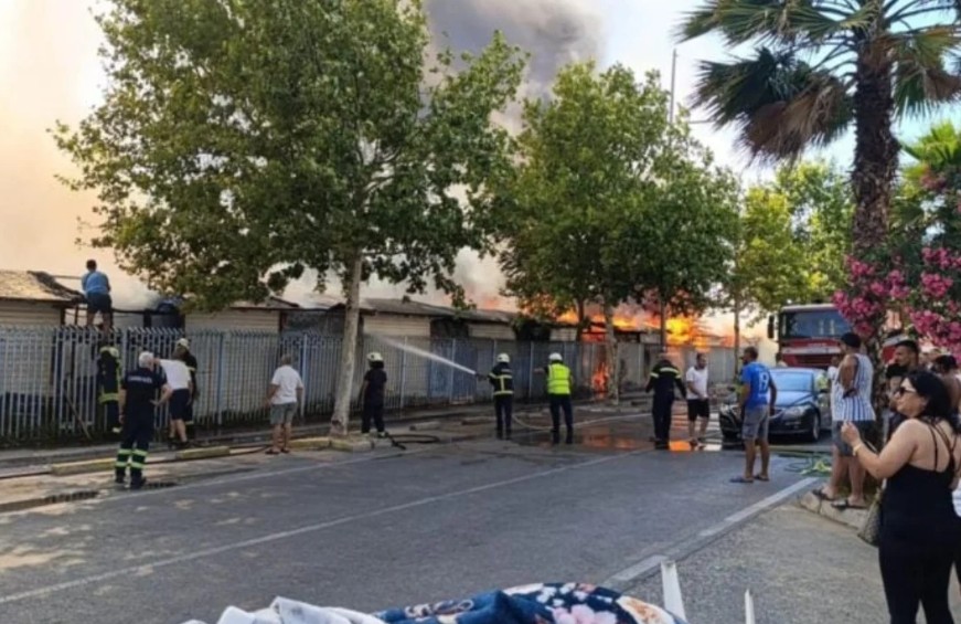 Zjarri në tregun afër plazhit të Durrësit, vihet nën hetim pronari