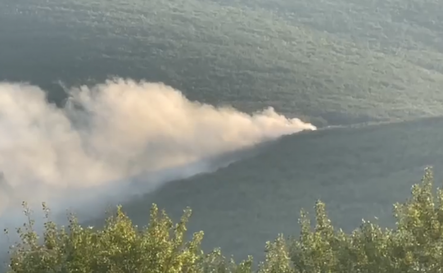 Zjarri në vendgrumbullimin e mbetjeve në Kukës, tymi mbulon qytetin dhe zonat përreth