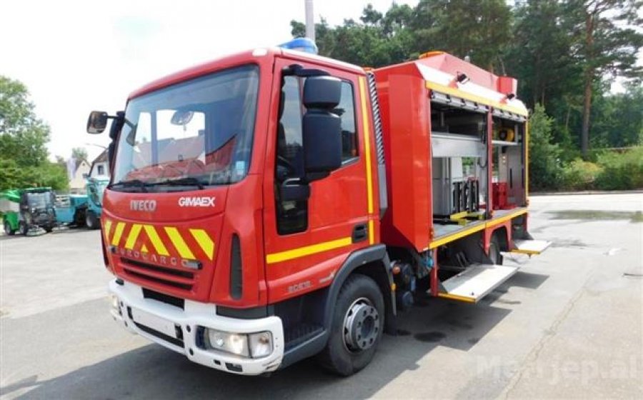 Zjarri përfshin godinat në Elbasan, ndërhyrja e shpejtë shmang dëmet