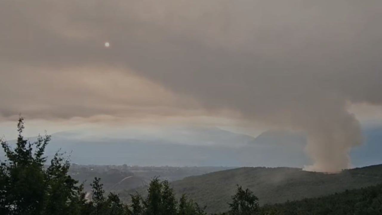 Zjarri përfshin vendgrumbullimin e mbetjeve në Kukës, tymi përhapet drejt qytetit dhe fshatrave përreth