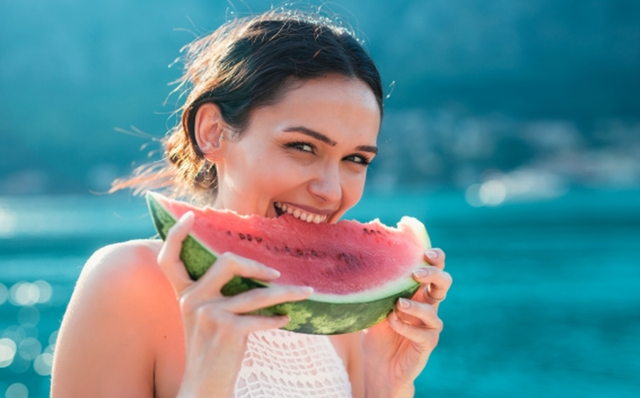 10 rregulla për të përballuar vapën në tavolinë: nga frutat dhe perimet te bishtajoret